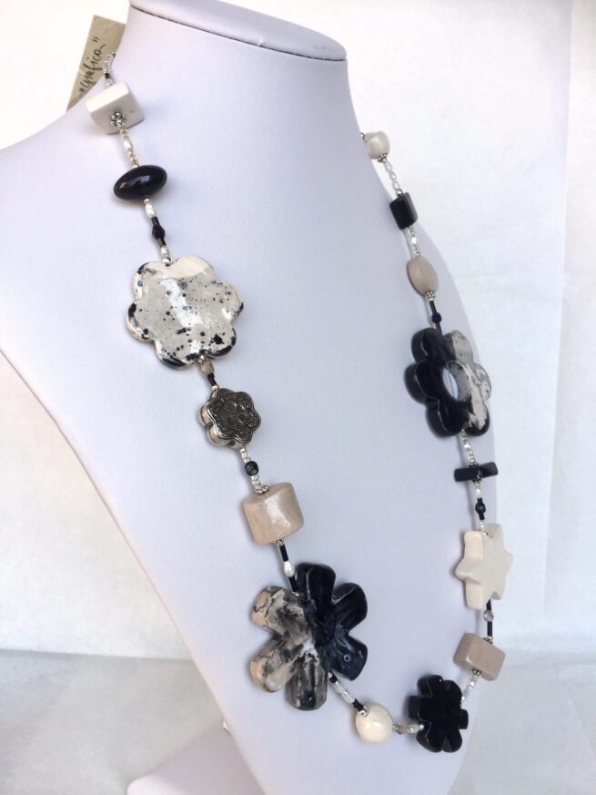 collana bianco-nero fiori ceramica chiamata Grafica busto lato sinistro