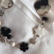 collana bianco-nero fiori ceramica chiamata Grafica particolare centrale
