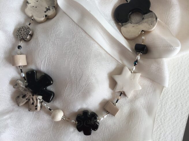 collana bianco-nero fiori ceramica chiamata Grafica particolare centrale