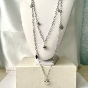 collana lunga tre giri catena acciaio cuori chiamata Cuore Mio busto frontale