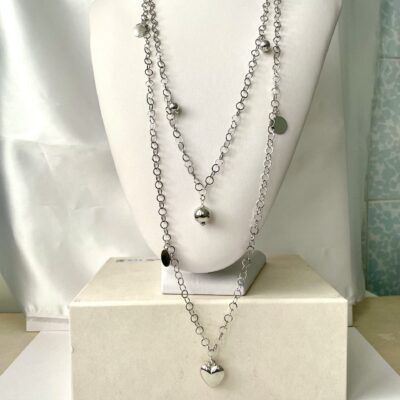 collana lunga tre giri catena acciaio cuori chiamata Cuore Mio busto frontale