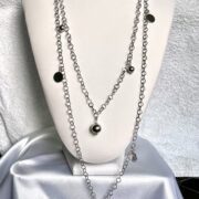 collana lunga tre giri catena acciaio cuori chiamata Cuore Mio busto più vicina