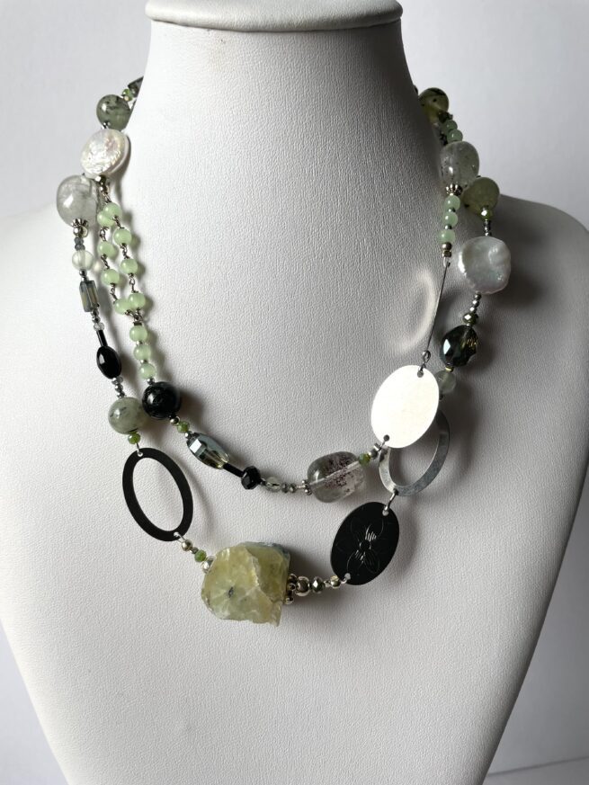 Collana Verde lunga pietre dure di nome Moustiers frontale vicina