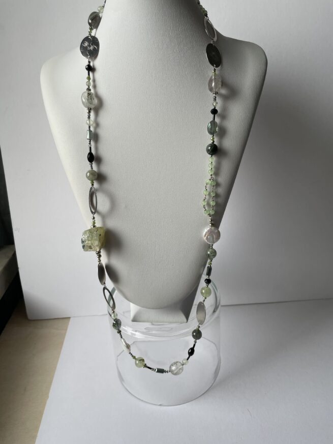 Collana Verde lunga pietre dure di nome Moustiers lunga su espositore