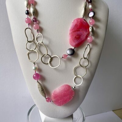 collana fucsia pietre dure lunga chiamata Raspberry Candy busto fronte due giri lunghi foto principale
