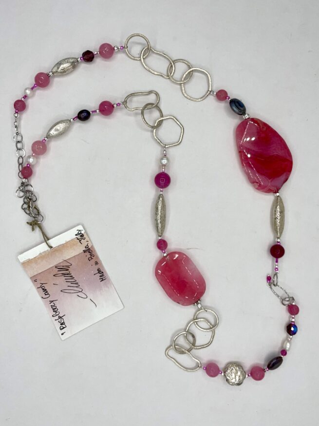 collana fucsia pietre dure chiamata Raspberry Candy distesa