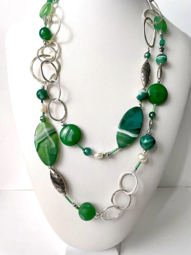 collana verde pietre dure catena lunga chiamata Prateria busto due giri lunghi