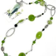 collana verde pietre dure ceramica chiamata Robin Hood distesa lunga vicina