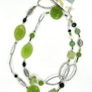 collana verde pietre dure ceramica lunga chiamata Robin Hood due giri sfondo bianco