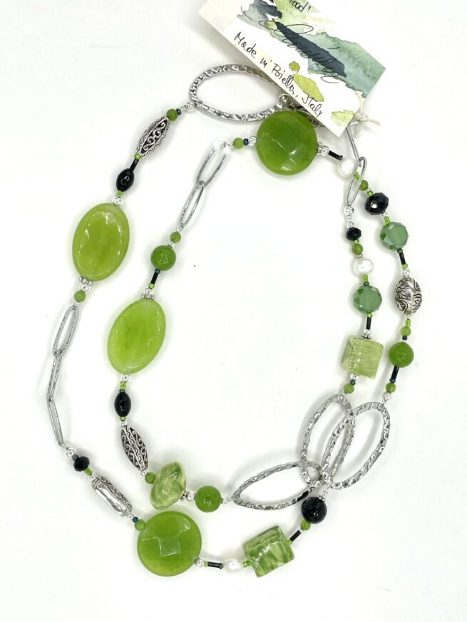 collana verde pietre dure ceramica lunga chiamata Robin Hood due giri sfondo bianco