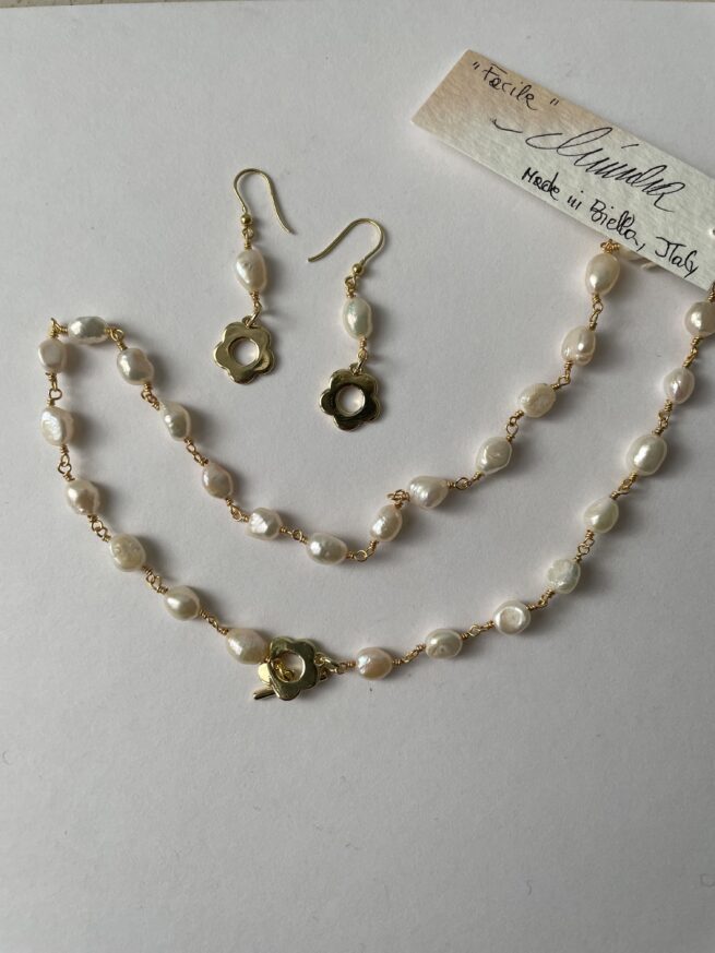 Collana girocollo perle bianche, chiusura fiore FACILE - immagine 5