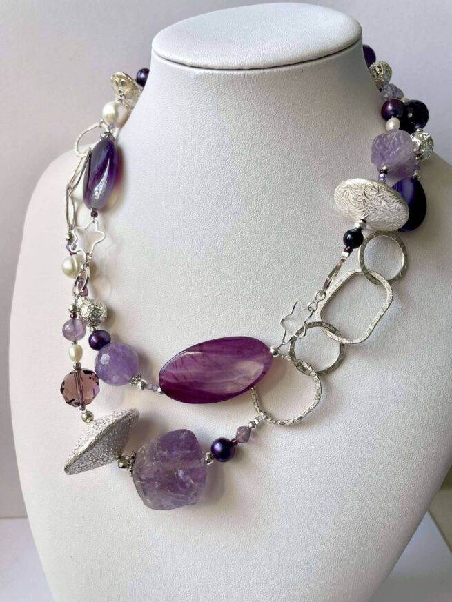 collana viola ametista agata lunga chiamata Nanette busto lato destro
