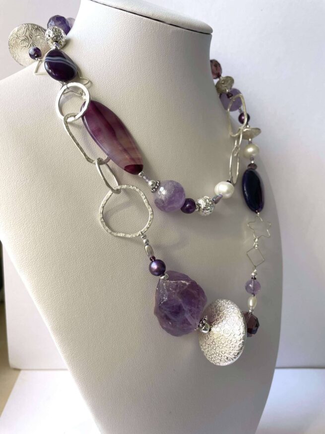 collana viola ametista agata lunga chiamata Nanette busto lato sinistro