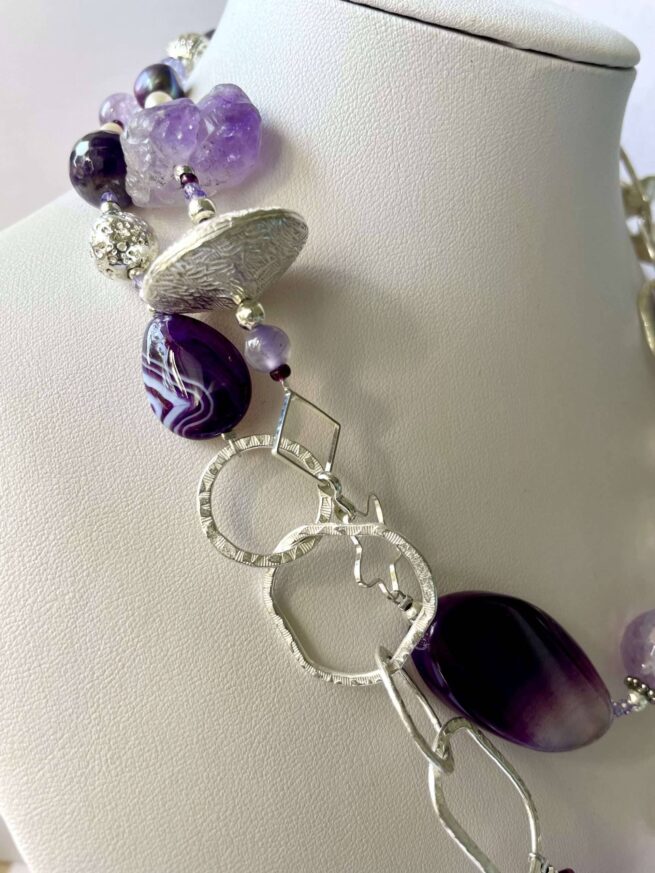 collana viola ametista agata lunga chiamata Nanette busto particolare lato sinistro