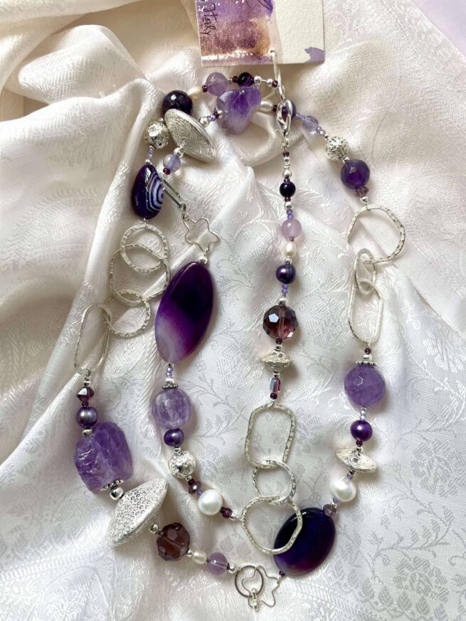 collana viola ametista agata lunga chiamata Nanette distesa seta bianca