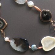 collana bianco-nera agata argento rosa chiamata Vienna sfondo grigio particolare centrale