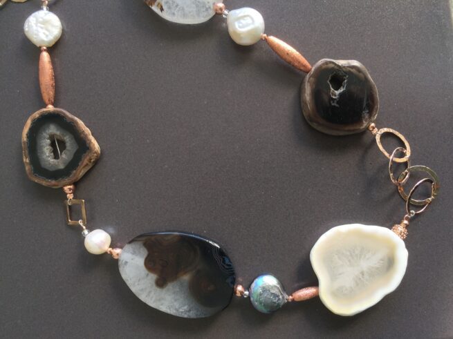 collana bianco-nera agata argento rosa chiamata Vienna sfondo grigio particolare centrale
