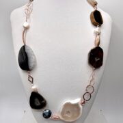 collana bianco-nera agata argento rosa perle chiamata Vienna busto frontale foto principale