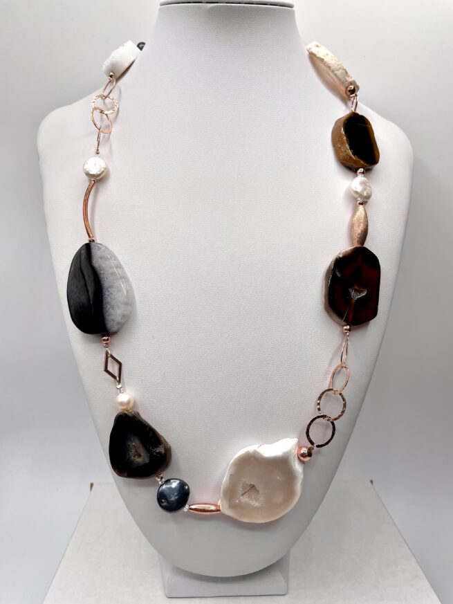 collana bianco-nera agata argento rosa perle chiamata Vienna busto frontale foto principale