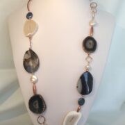 collana bianco-nera agata argento rosa perle chiamata Vienna busto frontale