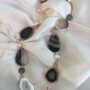 collana bianco-nera agata argento rosa perle chiamata Vienna distesa seta bianca