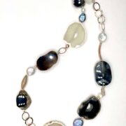 collana bianco-nera agata argento rosa perle chiamata Vienna sfondo bianco puro