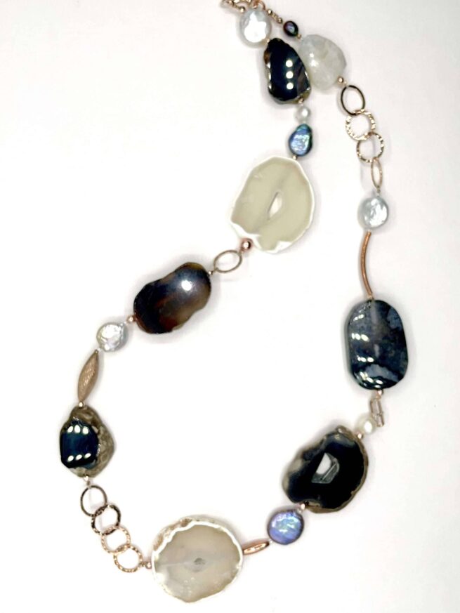 collana bianco-nera agata argento rosa perle chiamata Vienna sfondo bianco puro
