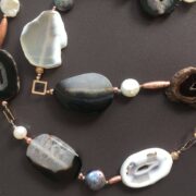 collana bianco-nera agata argento rosa perle chiamata Vienna sfondo grigio