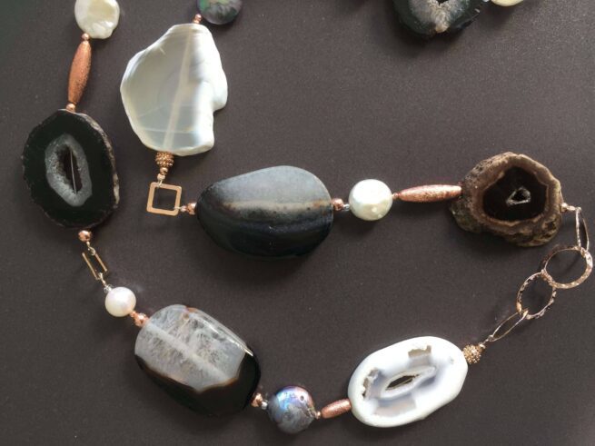 collana bianco-nera agata argento rosa perle chiamata Vienna sfondo grigio