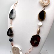 collana bianco-nera agata argento rosa perle chiamata Vienna busto lato destro