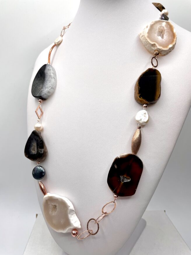 collana bianco-nera agata argento rosa perle chiamata Vienna busto lato destro