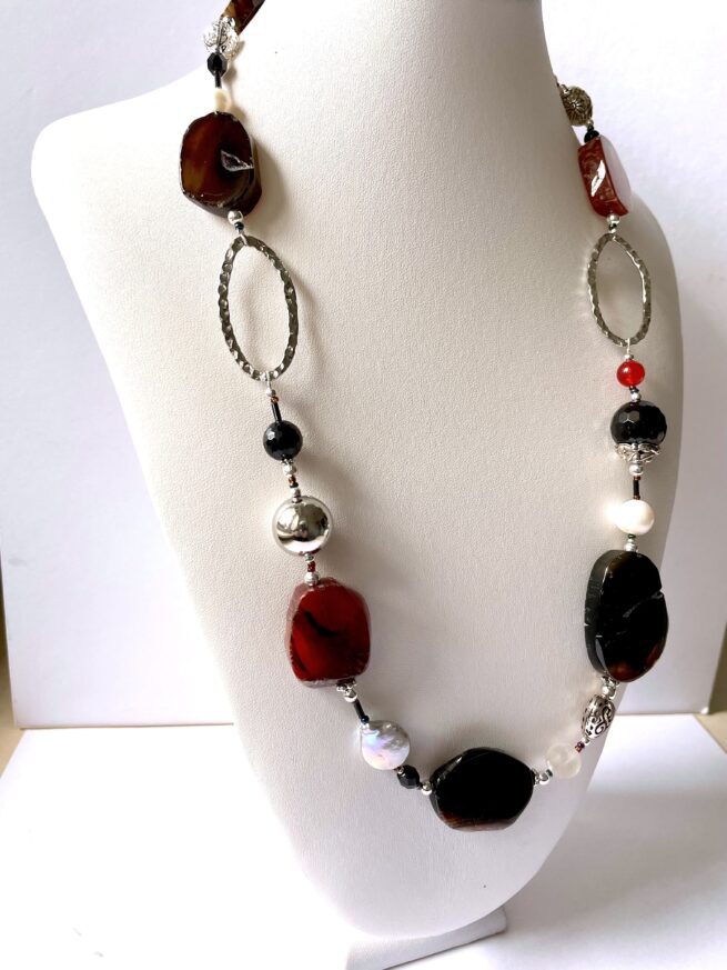 collana nera agata chiamata Morgana busto lato sinistro