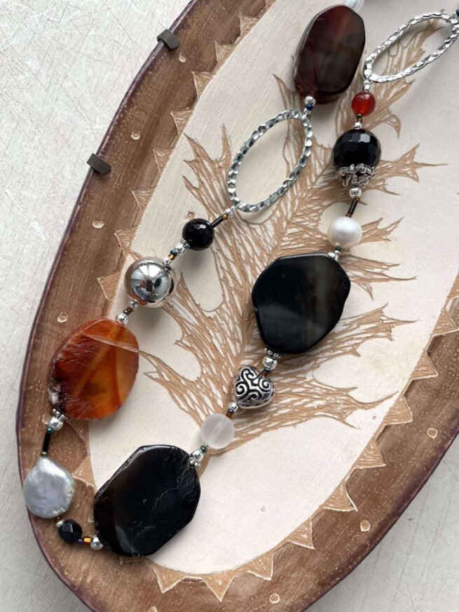 collana nera agata chiamata Morgana particolare su piattino