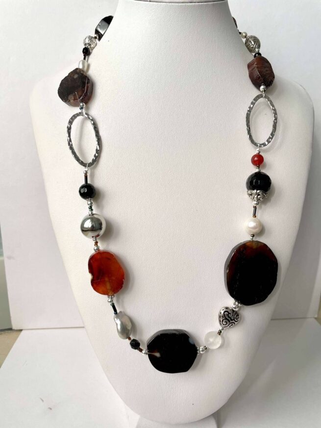 collana nera agata chiamata Morgana busto fronte