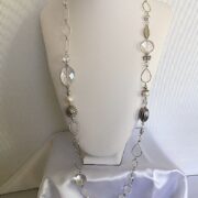 collana pietre dure trasparenti chiamata Biancaneve busto lunga