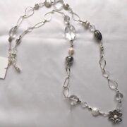 collana pietre dure trasparenti chiamata Biancaneve distesa lunga