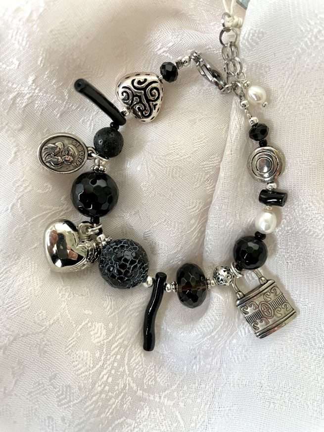 Bracciale nero in Pietre dure "CON IL CUORE", regolabile - immagine 2