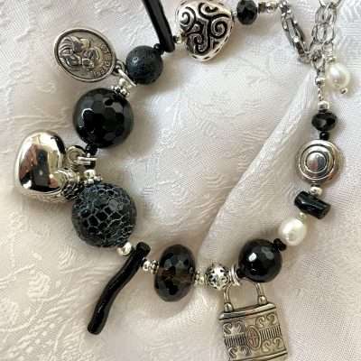 Bracciale nero in Pietre dure "CON IL CUORE", regolabile