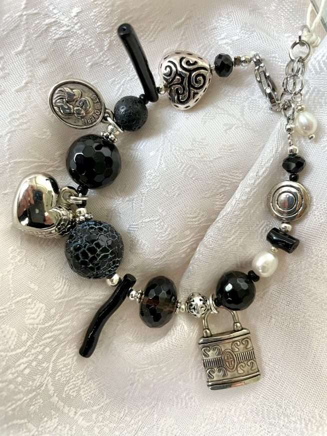 Bracciale nero in Pietre dure "CON IL CUORE", regolabile