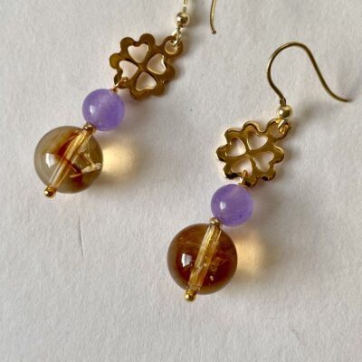 Orecchini citrino e agata lilla con quadrifogli di nome ORO di Napoli in primo piano foto principale