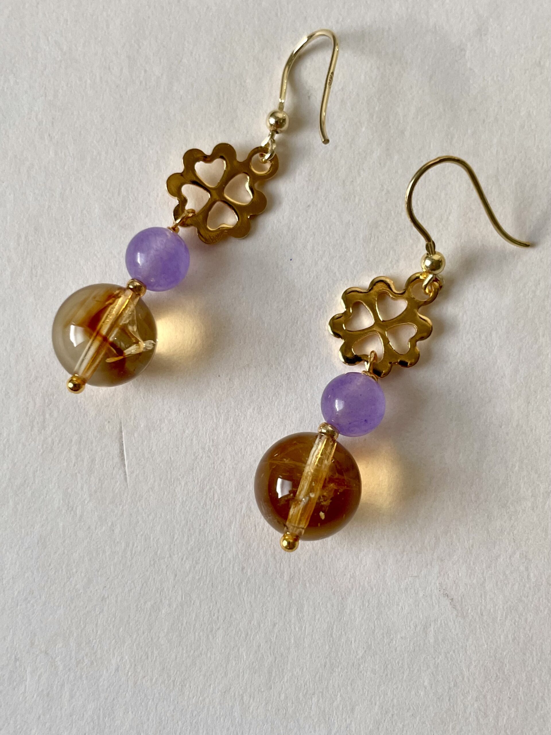 Orecchini citrino e agata lilla con quadrifogli di nome ORO di Napoli in primo piano foto principale