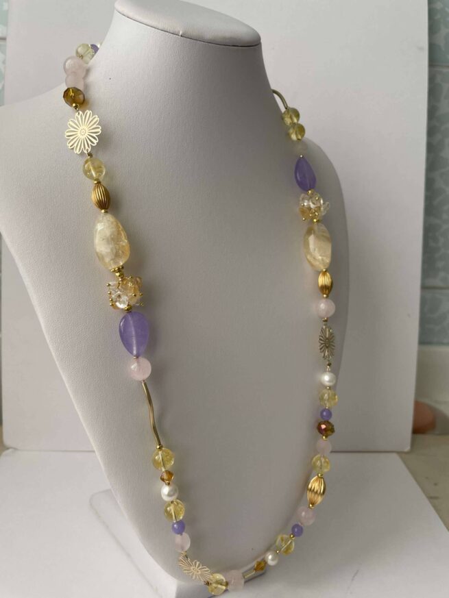 collana oro lilla rosa citrino agata chiamata Oro di Napoli busto lato sinistro