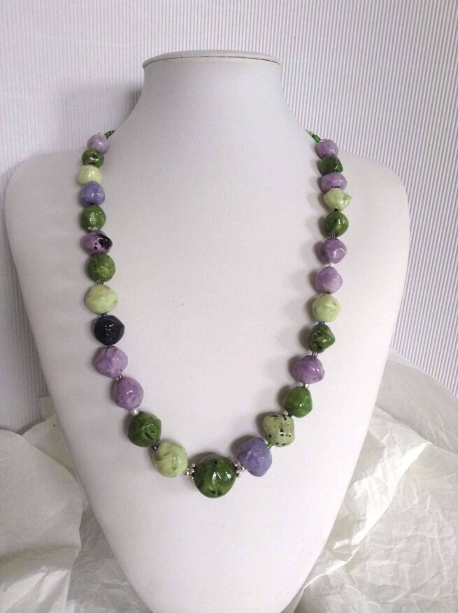 collana verde lilla ceramica chiamata Brughiera busto frontale foto principale