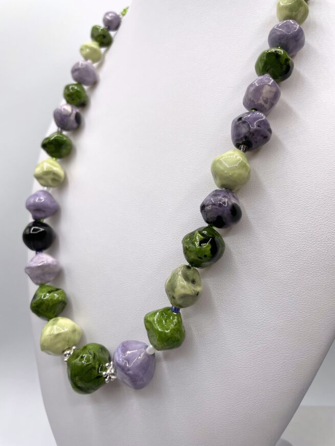 collana verde lilla ceramica chiamata Brughiera busto lato destro