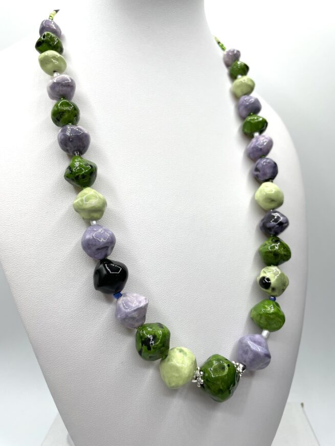 collana verde lilla ceramica chiamata Brughiera busto lato sinistro
