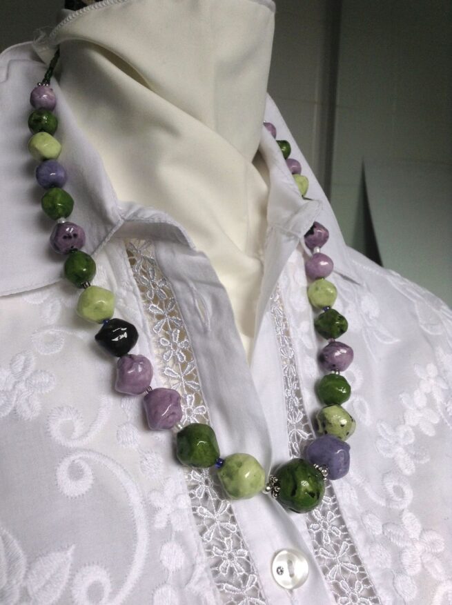 collana verde lilla ceramica chiamata Brughiera indossata lato sinistro
