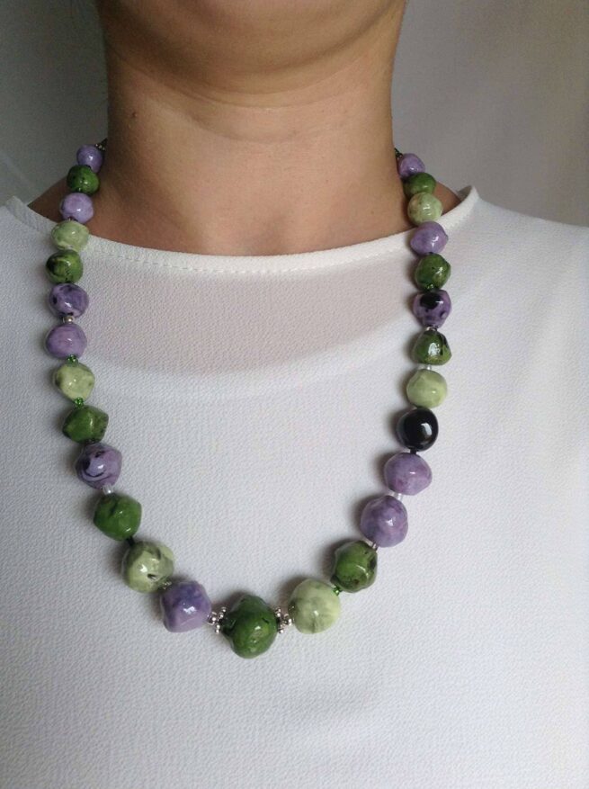 collana verde lilla ceramica chiamata Brughiera indossata