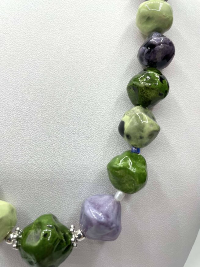 collana verde lilla ceramica chiamata Brughiera particolare lato destro