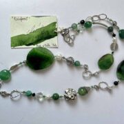 collana verde scuro pietre dure catena chiamata Rainforest distesa lunga