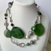 collana verde scuro pietre dure catena lunga chiamata Rainforest busto due giri